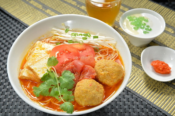 カニみそとトマトのスープビーフン